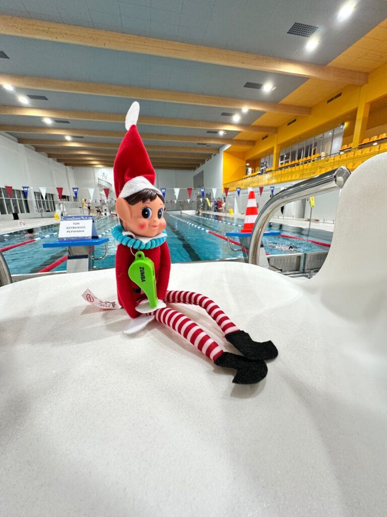Elf Zumbiusz na basenie - ratownik
