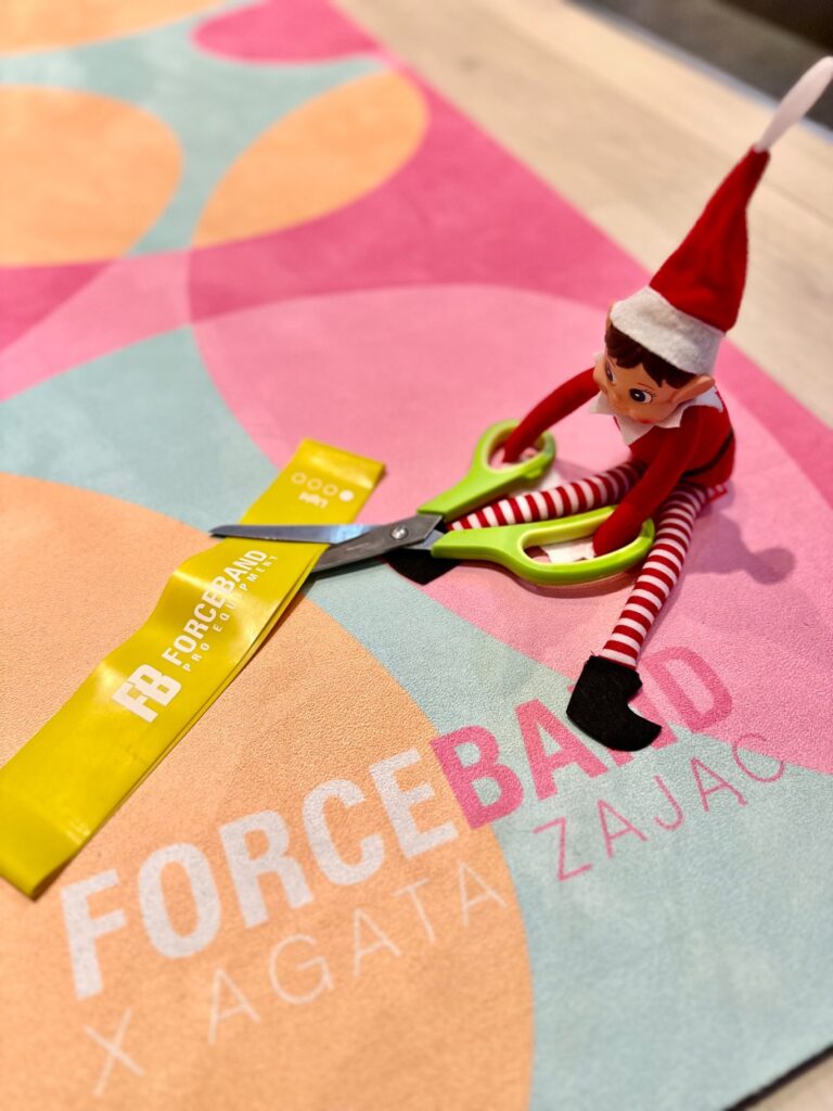 Elf Zumbiusz przecina mini bandy i gumy oporowe do ćwiczeń